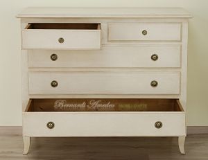 Classic style chest of drawers in solid wood with very antique lacquered finish